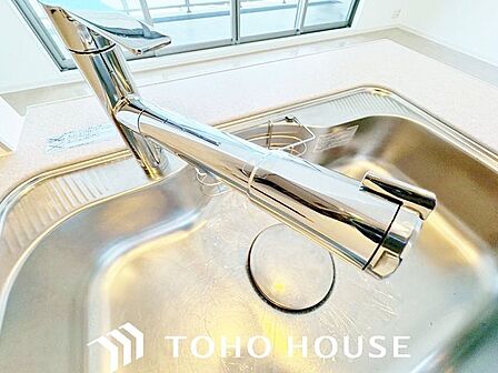 ボタンひとつで浄水と原水に切り替えられる浄水器一体型水洗を使用。お米を炊いたりする際には浄水機能をつかうこともできて、人気の商品です。