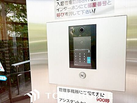 オートロック付き物件は、住民以外の人が入りにくい仕組みとなっています。空き巣などの被害に狙われにくいほか、新聞などの訪問営業や、商品の押し売りなどの営業を避けやすい環境といえます。
