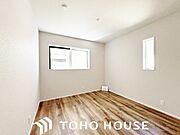 【洋室】お子様の心と身体を見守る子供部屋として、小さな自立心を育むお部屋作りを見越してご覧下さい。
