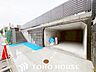 設備：前面道路からの見通しが良く、お車の出し入れがスムーズに行える駐車スペース。ゆとりある設計のため、日々の送り迎えや荷物の積み下ろしも快適に行うことができ、ゆとりある暮らしをサポートします。