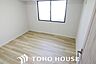 洋室：日照に恵まれたお部屋。柔らかい自然光で朝目覚める暮らしが送れるだろう。また、機能的なクローゼットを配置して、片付いた空間も実現出来そう。