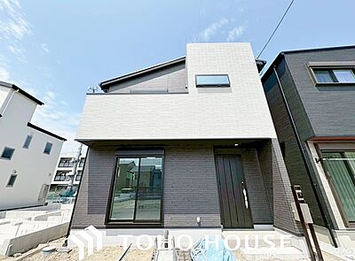 外観:周囲の街並みと美しく調和する、洗練されたデザインの外観。飽きのこないシンプルなカラーリングとスタイリッシュなフォルムが、住まいとしてのクオリティの高さと落ち着いた佇まいを演出します。 外観:周囲の街並みと美しく調和する、洗練されたデザインの外観。飽きのこないシンプルなカラーリングとスタイリッシュなフォルムが、住まいとしてのクオリティの高さと落ち着いた佇まいを演出します。