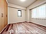 寝室：凹凸が少なく家具の配置を想定しやすいすっきりとした形状の洋室。ベッドやデスクのレイアウトがしやすく、限られた空間を有効に活用できるため、子ども部屋や書斎としても重宝する間取りです。
