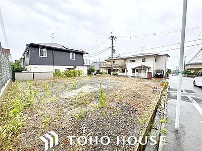 外観:陽当たり良好な南西角地です。前面道路は6mと広々しており、お車の出し入れもスムーズに行える開放感あふれる住環境です。 外観:陽当たり良好な南西角地です。前面道路は6mと広々しており、お車の出し入れもスムーズに行える開放感あふれる住環境です。