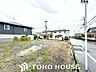外観：高槻市松が丘の静かで落ち着いた環境に位置します。南西角地ならではの開放感と、幅員6mのゆったりとした前面道路が魅力の住まいです。