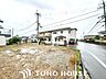 外観：日当たりと駐車のしやすさが揃った南西角地と前面道路6mの物件です。周辺は高い建物がない住宅街で、ご家族がのびのびと暮らせます。