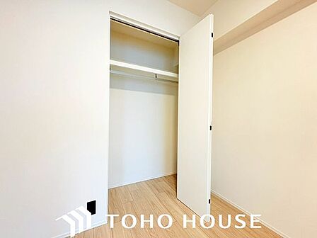 たっぷり収納できる広々WIC。衣類だけでなく、スーツケースや季節物もまとめて収納。毎日のコーディネートが楽しくなる、機能的な空間です