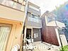 外観：街に溶け合う美しい景観を生みだしているにも関わらず、採光や風通しを考えて設計された間取り。近隣との視線を考え、街全体で調整される窓位置。外観だけでなく、そこに住まうご家族の心地よさを最優先しました。