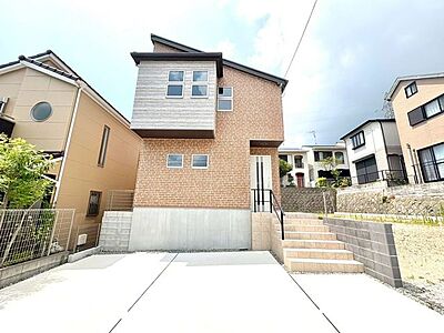 外観:主流となりつつある外壁サイディングは、雨で汚れを落とす効果もあり、お住まいの美観を保つ効果は永く住まううえで重宝する筈です。定期的に高圧洗浄でセルフメンテナンスをするのも長持ちの秘訣。 外観:主流となりつつある外壁サイディングは、雨で汚れを落とす効果もあり、お住まいの美観を保つ効果は永く住まううえで重宝する筈です。定期的に高圧洗浄でセルフメンテナンスをするのも長持ちの秘訣。