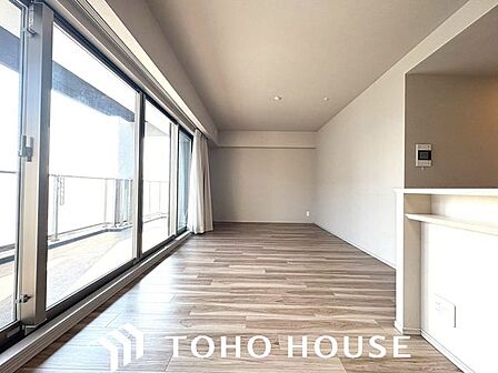 2017年築の綺麗な室内！現在【空室】につき、即時のお引渡しがご相談可能です。玄関前にはアルコーブがあり、プライバシー性も高い設計。新しい生活をスムーズにスタートしたいご家族におすすめの邸宅。
