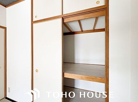 階段下や部屋の隅など、デッドスペースを有効に活用して造られたスマートな収納空間。必要十分な奥行き(または高さ)を確保しており、季節物や普段使わない荷物を隠してスッキリと片付けることが可能です。