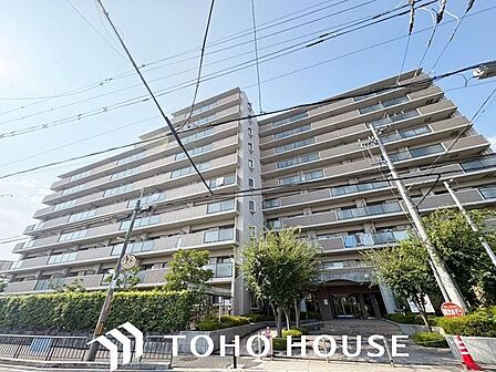 モダンなサイディングやアクセントカラーを効果的に配した、意匠性の高い外観デザイン。細部の部材やサッシの配置にまでこだわることで、シンプルながらも単調にならない立体的な美しさを表現しています。