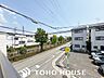 その他：日々の暮らしに心地よいゆとりを与えてくれる、窓からのスッキリとした景色。空を近くに感じられる開放感があり、日中は室内に明るい光をもたらすため、天候や季節の移り変わりを身近に実感できる眺望です