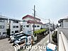 その他：前面に極端な遮蔽物がなく、程よい開放感を確保した窓からの眺望。外からの視線が直接気になりにくい配置（または距離感）が保たれており室内にいながら周囲の落ち着いた住環境を確認できる安心の景色です