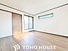 洋室：一日の中で多くの時間を過すことになる住まいだからこそ、いつも穏やかな空間であるように心掛けています。 構成する建材などへの配慮が、住まう方の健康を守ります。ワンランク上の、「オンリーワンの家」を提供。
