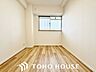 洋室：一日の中で多くの時間を過すことになる住まいだからこそ、いつも穏やかな空間であるように心掛けています。 構成する建材などへの配慮が、住まう方の健康を守ります。ワンランク上の、「オンリーワンの家」を提供。