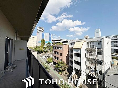 前面に極端な遮蔽物がなく、程よい開放感を確保した窓からの眺望。外からの視線が直接気になりにくい配置(または距離感)が保たれており、室内にいながら周囲の落ち着いた住環境を確認できる安心の景色です。