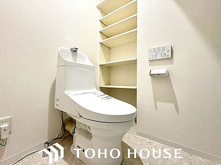 いつまでも清潔な空間であって頂けますように、目に留まるだけではなく、汚れをふき取り易いフロアと壁紙をチョイス致しました。