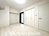 洋室：一日の中で多くの時間を過すことになる住まいだからこそ、いつも穏やかな空間であるように心掛けています。 構成する建材などへの配慮が、住まう方の健康を守ります。ワンランク上の、「オンリーワンの家」を提供。
