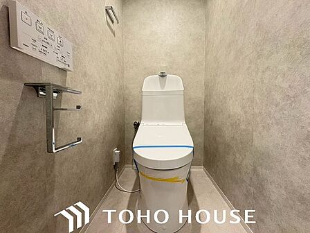 シンプルに清潔感のあるホワイト色。収納が付いて実用性も兼ね備えた造り。換気出来るよう、窓も完備。いつも清潔な空間であって頂けるよう配慮しました。