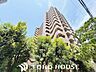 外観：陽光を効率よく取り込めるよう、窓の配置や建物の形状に配慮された設計。外からの視線を適度に遮りながらも、室内に明るい光と心地よい風を届ける工夫が外観デザインからも見て取れます。