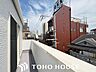 その他：バルコニーからは開けた眺望を楽しむ事が出来る。光が注がれる青い空から鮮やかに赤色にゆっくりと染まり、漆黒に瞬く星を見上げる。そんな優しい時間がここでは流れてゆく。家族の笑顔が集まる空間。