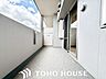 バルコニー：充分な広さが確保されたバルコニー。日当たりのよい住宅エリアですので、多くの陽光が降り注ぎ、室内には陽だまりを生み出してくれます。