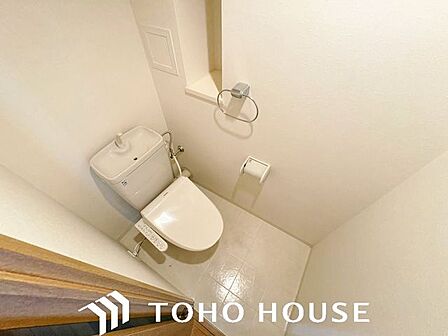 ホワイトを基調とした、清潔感あふれるシンプルなトイレ空間。限られたスペースながらも、お手入れのしやすい床材やクロスが採用されており、日々の掃除がスムーズに行える機能的な造りに仕上がっています。