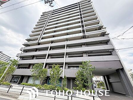 周囲の街並みと美しく調和する、洗練されたデザインの外観。飽きのこないシンプルなカラーリングとスタイリッシュなフォルムが、住まいとしてのクオリティの高さと落ち着いた佇まいを演出します。