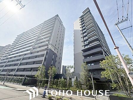 経年変化に強く、お手入れのしやすさに配慮された外壁材を採用。美しさを長く保ちやすい機能性と、デザイン性を両立させた外観となっており、住まうほどに愛着が湧くスタイリッシュな佇まいです。