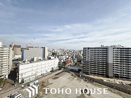 前面に極端な遮蔽物がなく、程よい開放感を確保した窓からの眺望。外からの視線が直接気になりにくい配置(または距離感)が保たれており、室内にいながら周囲の落ち着いた住環境を確認できる安心の景色です。
