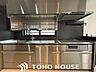 キッチン：無駄なスペースを削ぎ落とし、限られた空間にすっきりと収まるスマートなキッチン設計。冷蔵庫や食器棚の配置が想定しやすく、デッドスペースを抑えた効率的な調理空間を実現しています。