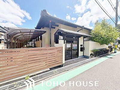 外観:陽光を効率よく取り込めるよう、窓の配置や建物の形状に配慮された設計。外からの視線を適度に遮りながらも、室内に明るい光と心地よい風を届ける工夫が外観デザインからも見て取れます。 外観:陽光を効率よく取り込めるよう、窓の配置や建物の形状に配慮された設計。外からの視線を適度に遮りながらも、室内に明るい光と心地よい風を届ける工夫が外観デザインからも見て取れます。