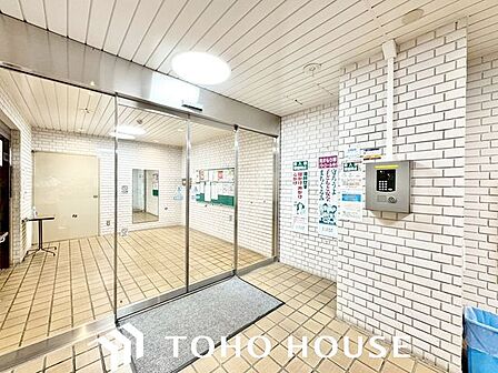 オートロック付き物件は、住民以外の人が入りにくい仕組みとなっています。空き巣などの被害に狙われにくいほか、新聞などの訪問営業や、商品の押し売りなどの営業を避けやすい環境といえます。