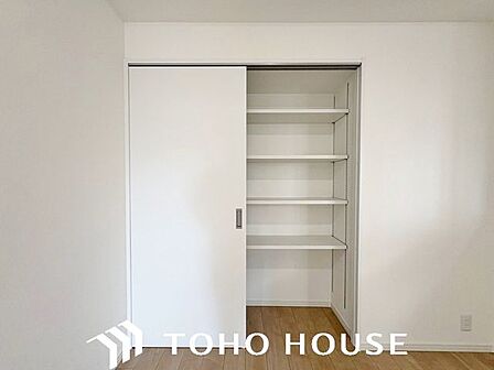 たくさんの洋服をかけてもシワになりにくいウォークインクローゼット。洋服以外にも、普段使わない家電やスーツケース、ストック品など何でも片付く嬉しい空間です。