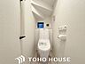 トイレ：ホワイトを基調とした、清潔感あふれるシンプルなトイレ空間。限られたスペースながらも、お手入れのしやすい床材やクロスが採用されており、日々の掃除がスムーズに行える機能的な造りに仕上がっています。