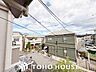 その他：前面に極端な遮蔽物がなく、程よい開放感を確保した窓からの眺望。外からの視線が直接気になりにくい配置（または距離感）が保たれており、室内にいながら周囲の落ち着いた住環境を確認できる安心の景色です。