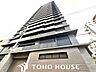 外観：街に溶け合う美しい景観を生みだしているにも関わらず、採光や風通しを考えて設計された間取り。近隣との視線を考え、街全体で調整される窓位置。外観だけでなく、そこに住まうご家族の心地よさを最優先しました。