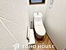 トイレ：トイレシンプルに清潔感のあるホワイト色。収納が付いて実用性も兼ね備えた造り。換気出来るよう、窓も完備。いつも清潔な空間であって頂けるよう配慮しました。