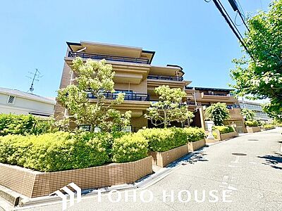 外観:高台ならではの良好な見晴らしと、豊かな緑に囲まれた穏やかな住環境。洗練されたタイル貼りの外観が、上質な暮らしを演出します。 外観:高台ならではの良好な見晴らしと、豊かな緑に囲まれた穏やかな住環境。洗練されたタイル貼りの外観が、上質な暮らしを演出します。
