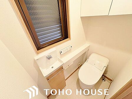 ホワイトを基調とした、清潔感あふれるシンプルなトイレ空間。限られたスペースながらも、お手入れのしやすい床材やクロスが採用されており、日々の掃除がスムーズに行える機能的な造りに仕上がっています。
