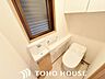 トイレ：ホワイトを基調とした、清潔感あふれるシンプルなトイレ空間。限られたスペースながらも、お手入れのしやすい床材やクロスが採用されており、日々の掃除がスムーズに行える機能的な造りに仕上がっています。