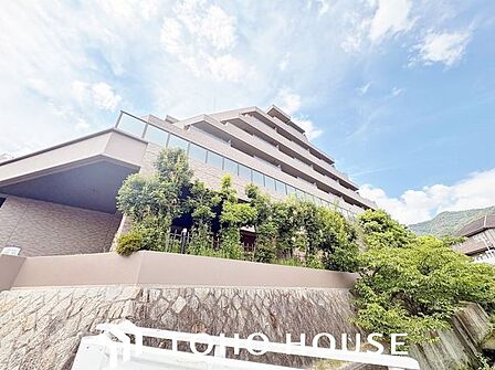 陽光を効率よく取り込めるよう、窓の配置や建物の形状に配慮された設計。外からの視線を適度に遮りながらも、室内に明るい光と心地よい風を届ける工夫が外観デザインからも見て取れます。
