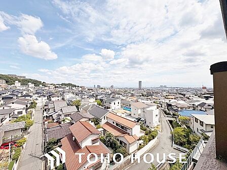 前面に極端な遮蔽物がなく、程よい開放感を確保した窓からの眺望。外からの視線が直接気になりにくい配置(または距離感)が保たれており、室内にいながら周囲の落ち着いた住環境を確認できる安心の景色です。