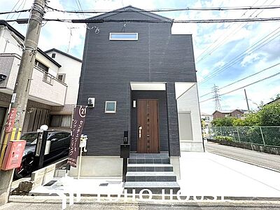 外観:シックで洗練されたデザインの外観。南と西の二方向道路に面した角地につき、採光・通風ともに良好です。開放感あふれる快適な住環境をぜひ現地でご体感ください。 外観:シックで洗練されたデザインの外観。南と西の二方向道路に面した角地につき、採光・通風ともに良好です。開放感あふれる快適な住環境をぜひ現地でご体感ください。