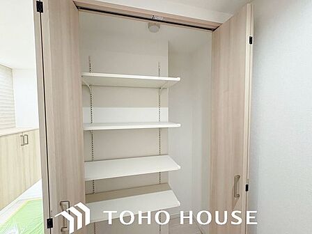 可動棚(または固定棚)が配備され、高さを調節しながら無駄なく荷物を詰め込める機能的な物入れ。散らかりがちな日用品のストックや掃除用具などを一箇所に集約できるため、住まい全体の美観をキープできます。