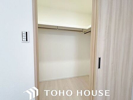 たくさんの洋服をかけてもシワになりにくいウォークインクローゼット。洋服以外にも、普段使わない家電やスーツケース、ストック品など何でも片付く嬉しい空間です。