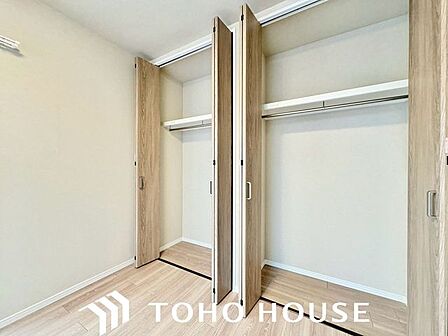たっぷりと荷物が入るよう、ウォークインクローゼットを完備いたしました。画像と現地では大きさ、広さの感覚が違います。是非、ご自分の目で確かめてください。