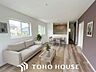 リビング/ダイニング：想像していた以上に広い、が写真を撮っているときの感想です。家事動線に配慮したプランによりご家族がくつろげる明るく広い空間が確保できました。※現況写真にAIによる画像処理（家具等の配置）がされています。