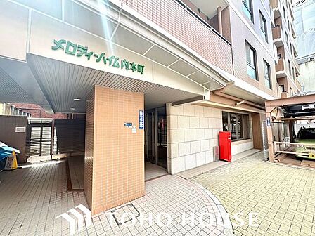 その邸が魅せる、気品・上質・重厚感・極細やかさ、そのすべては訪れた者に安らぎと品性を与える特別な空間です。ここに住むからこそ意味がある。すべての（始まり）をここから迎えます。